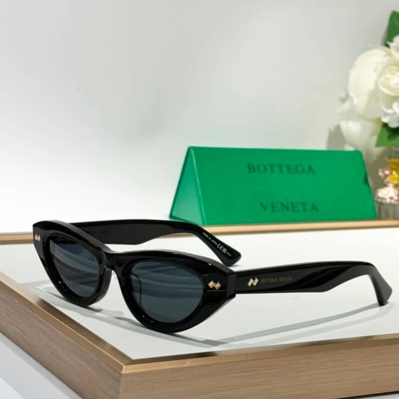 B BLACK SUNGLASSES