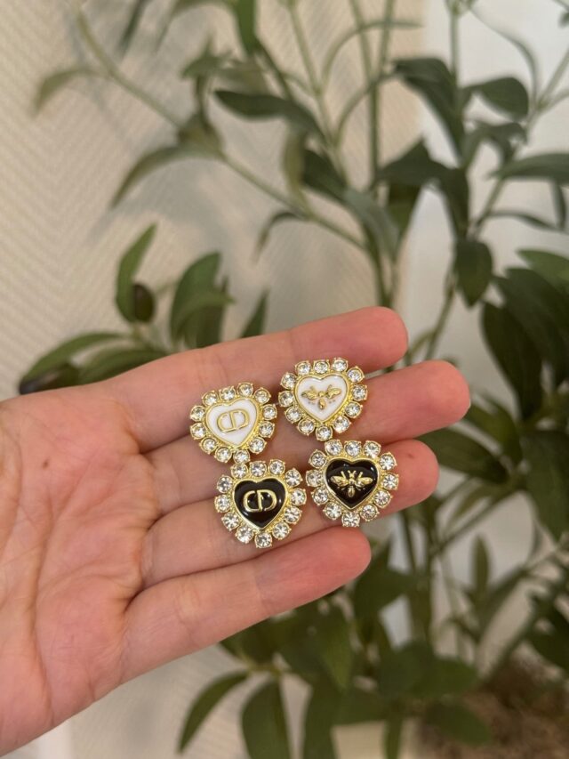 C BLACK/WHITE EARRINGS