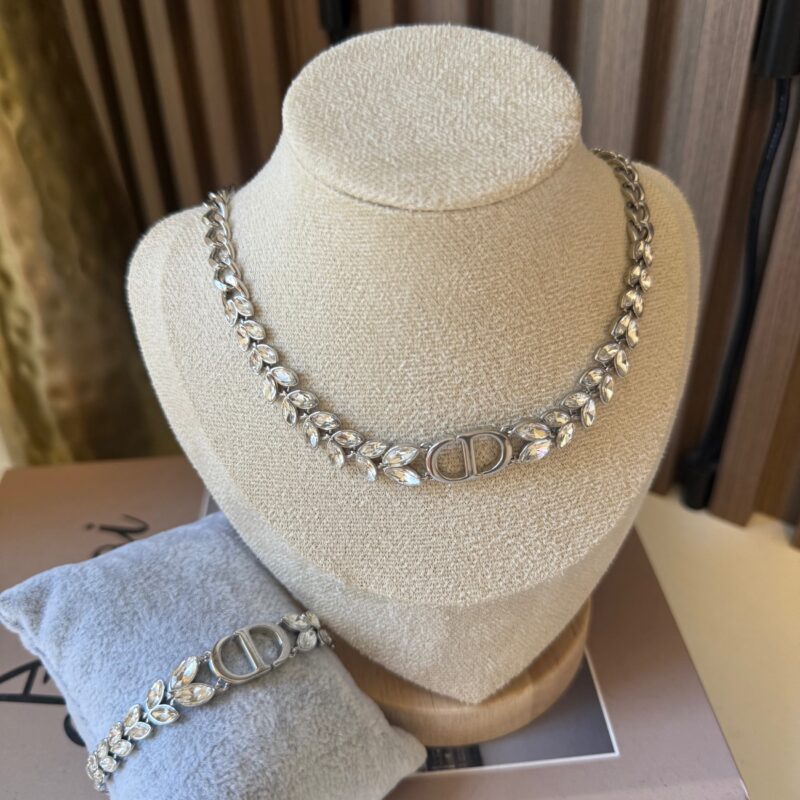 D SILVER NECKLACE