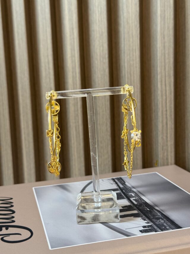 L GOLD HOOP - Image 2