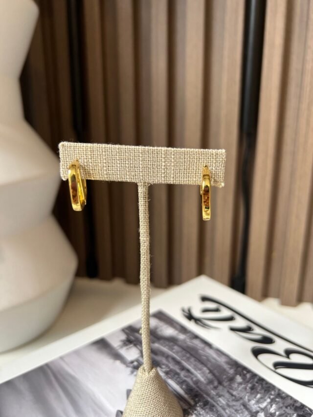 V GOLD BASIC EARRING - Image 2