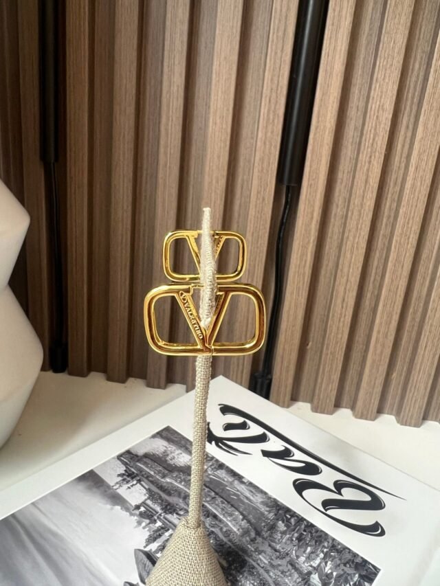 V GOLD BASIC EARRING - Image 3