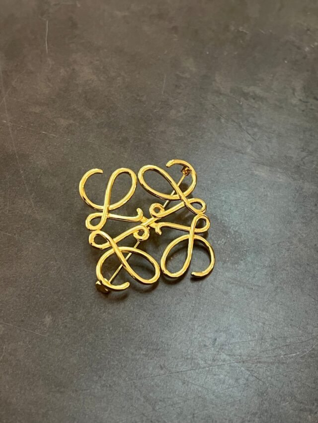 L STUD GOLD BROOCH