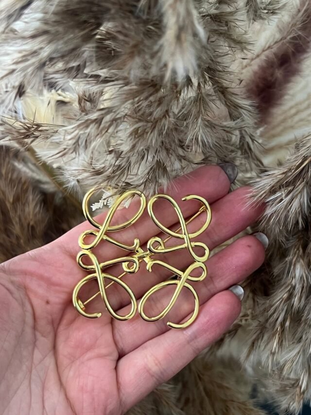 L STUD GOLD BROOCH - Image 3