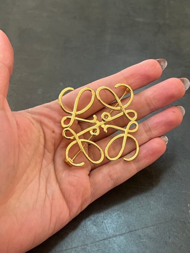 L STUD GOLD BROOCH - Image 2