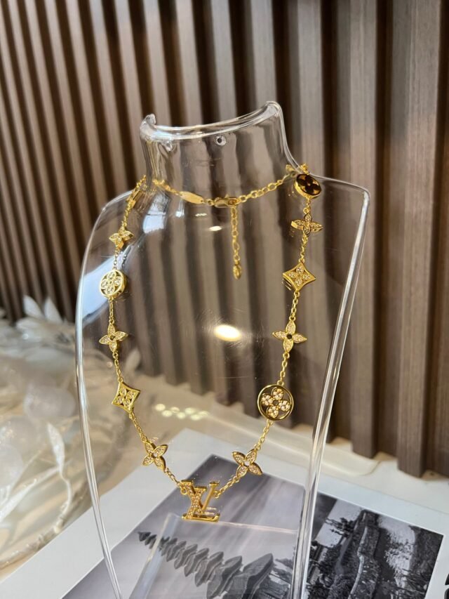 L CRYSTAL NECKLACE