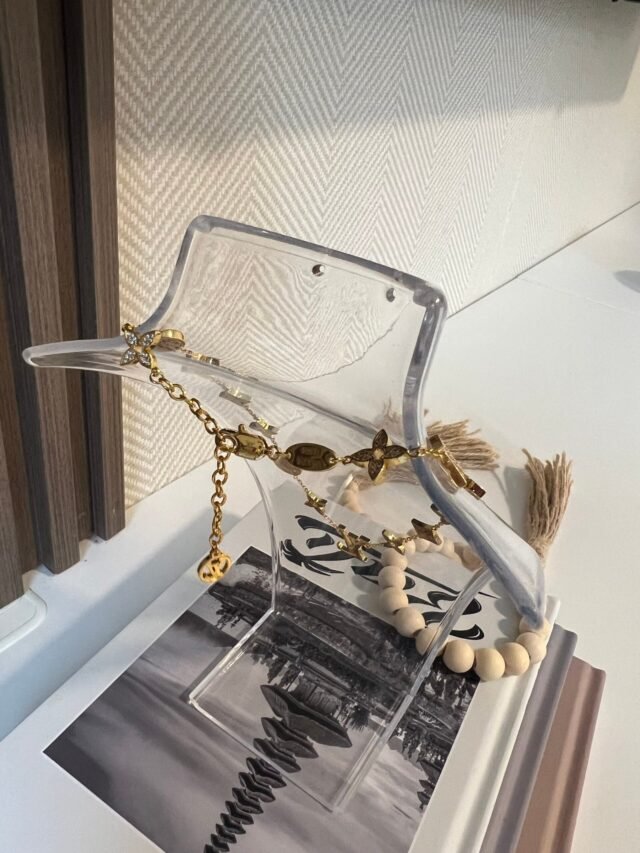 L CRYSTAL NECKLACE - Image 3