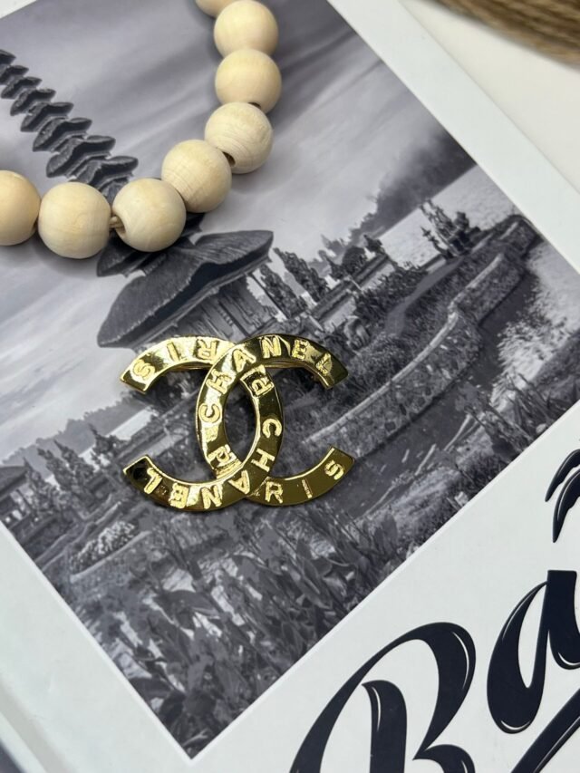 C STUD GOLD BROOCH - Image 3