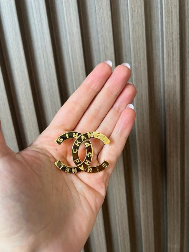 C STUD GOLD BROOCH - Image 2