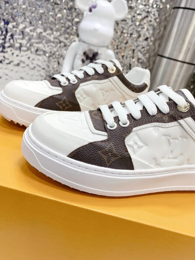 L PRINT WHITE SNEAKERS