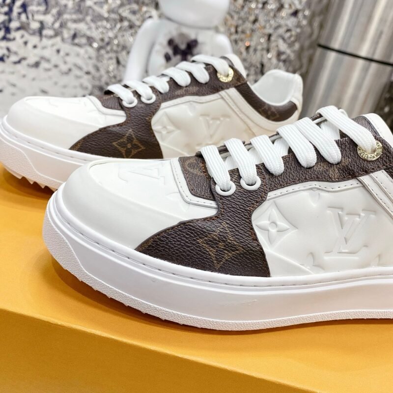 L PRINT WHITE SNEAKERS