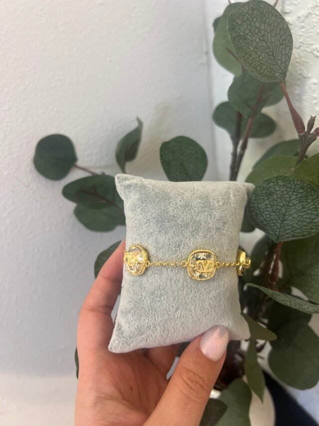 V CRYSTAL ADJUSTABLE BRACELET