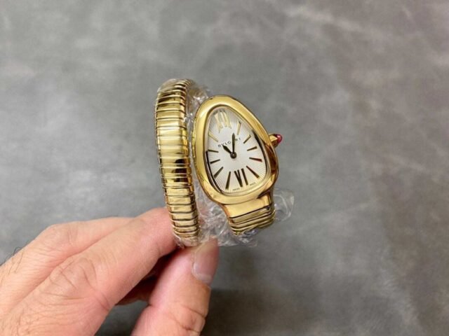 B GOLD WATCH - Image 4