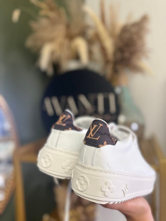 L WHITE SNEAKERS - Image 2