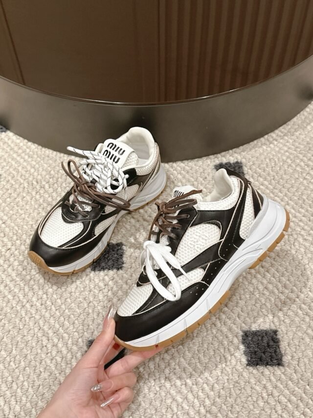 M SNEAKERS