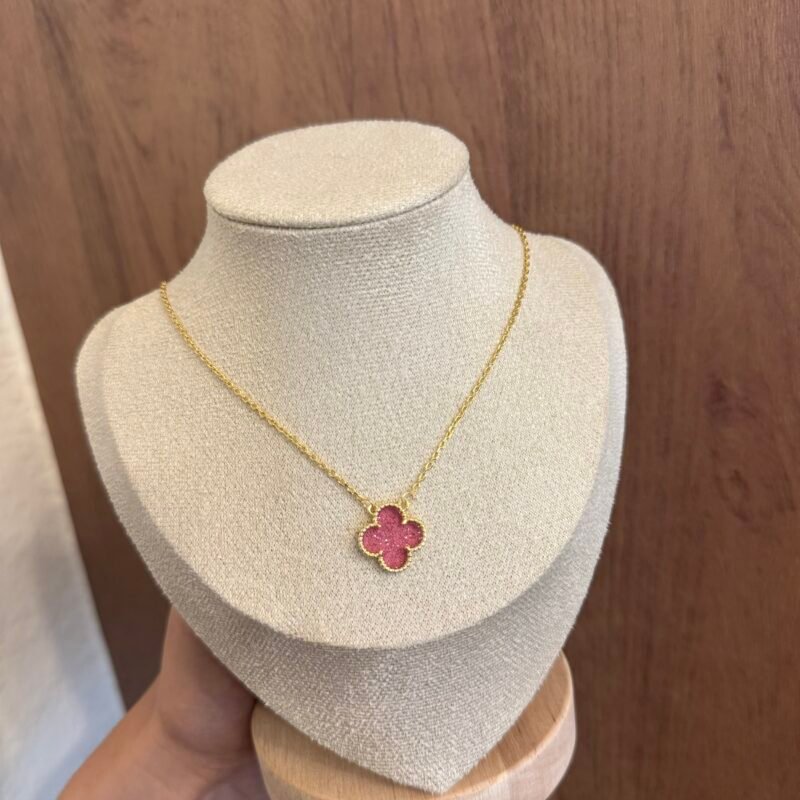 CLOVER PINK NECKLACE